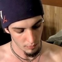 Axel plays guitar naked - Picture 1