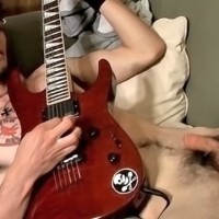 Axel plays guitar naked - Picture 18