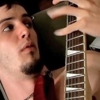 Axel plays guitar naked - Picture 20