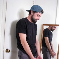 Mickey Waters cums in front of the mirror - Picture 2