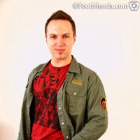 Tommy shows off his body - Picture 1