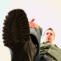 Tommy shows off his body - Picture 5