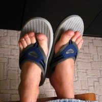 Frank enjoys foot massages - Picture 4