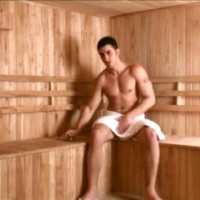 Tommy jacks off - Picture 1