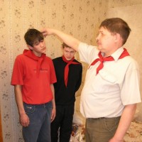 Two boys undress in front of a mature man - Picture 1