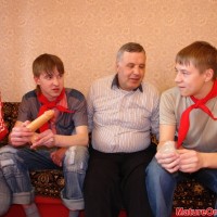 Mature man fucked by three guys - Picture 1