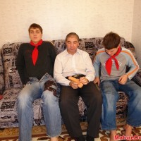 Mature man entertains two boys with his toyd - Picture 6