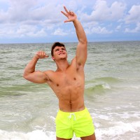 Kyle Dean shows his cock - Picture 1