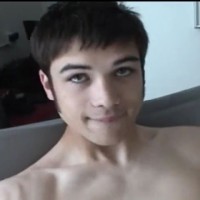 Trent Stone gives self facial - Picture 9