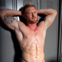 Max London posing naked - Picture 12