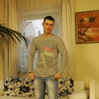David Sweet posing at home - Picture 1