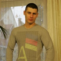 David Sweet posing at home - Picture 2