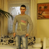 David Sweet posing at home - Picture 4