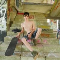 Antony Carter posing nude in an abandoned building - Picture 4