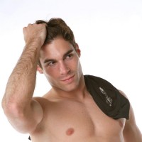 Julian shows off his body - Picture 7