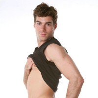 Julian shows off his body - Picture 3