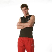 Julian shows off his body - Picture 1