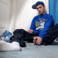Wiley shows socks and feet - Picture 3