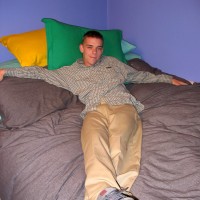 Skug shows his feet - Picture 1