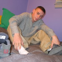 Skug shows his feet - Picture 4