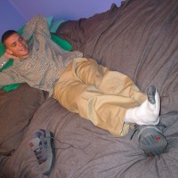 Skug shows his feet - Picture 5