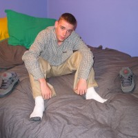 Skug shows his feet - Picture 8