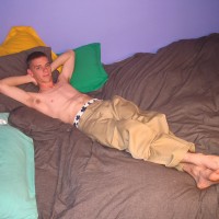 Skug shows his feet - Picture 16