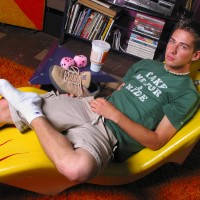 Shane Allen shows his sneakers - Picture 3
