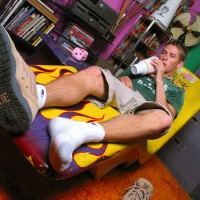 Shane Allen shows his sneakers - Picture 4