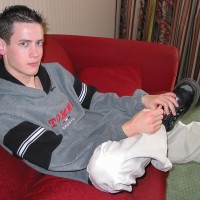 Sam shows his feet - Picture 3