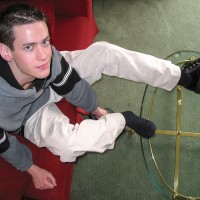 Sam shows his feet - Picture 4