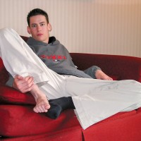 Sam shows his feet - Picture 8