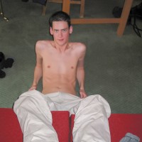 Sam shows his feet - Picture 19