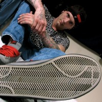 Kyd shows his sneakers - Picture 3