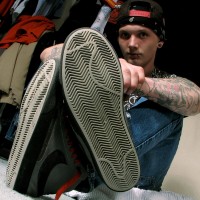 Kyd shows his sneakers - Picture 4