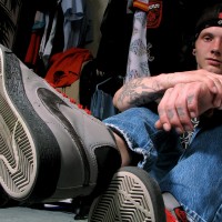Kyd shows his sneakers - Picture 5