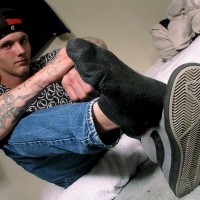 Kyd shows his sneakers - Picture 6