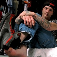 Kyd shows his sneakers - Picture 9