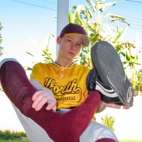 Ryan shows his sneakers - Picture 4