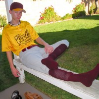 Ryan shows his sneakers - Picture 6