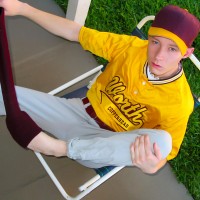 Ryan shows his sneakers - Picture 9