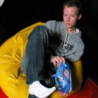 Ryan shows his feet - Picture 5