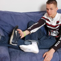 Robin shows his sneakers - Picture 3