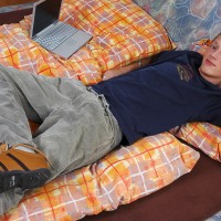 Veso Shows his sneakers - Picture 1