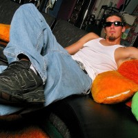 Evan Heinze shows his feet - Picture 2