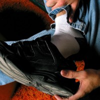 Evan Heinze shows his feet - Picture 3
