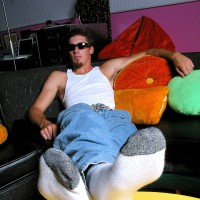 Evan Heinze shows his feet - Picture 10