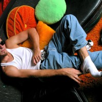 Evan Heinze shows his feet - Picture 14