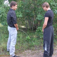 Pissing outdoor - Picture 2