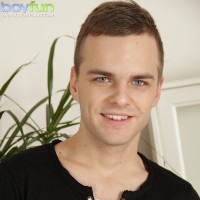 Mario Muller spreads his hairy ass - Picture 1